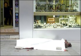 le corps de Hrant Dink gisant sur le trottoir devant le local du journal Agos peu aprs son meurtre