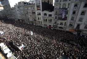 plus de 100'000 personnes suivent le cortge funraire de Hrant Dink - 
cliquer pour aggrandir l'image