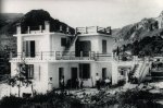 le Pioulier en 1935 : premier btiment de l'Ecole Freinet de Vence - devant la maison, de gauche  droite, Elise et Clestin Freinet - cliquer pour agrandir l'image !